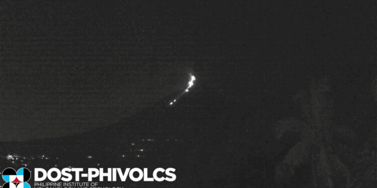 Meteoro verde brilha no céu das Filipinas durante erupção vulcânica; veja o vídeo